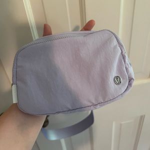 Lululemon everywhere belt bag in lavender fog